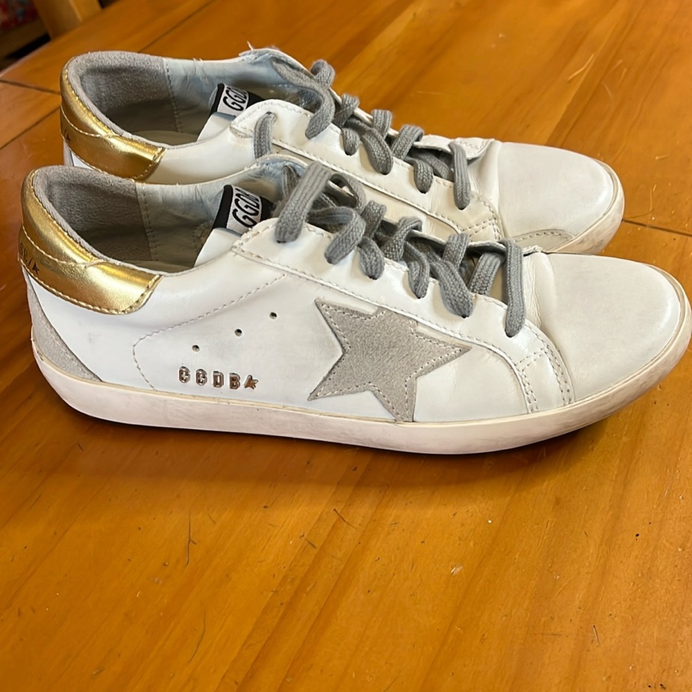 GOLDEN GOOSE Women's Super-Star with a gray suede star and gold heel tab